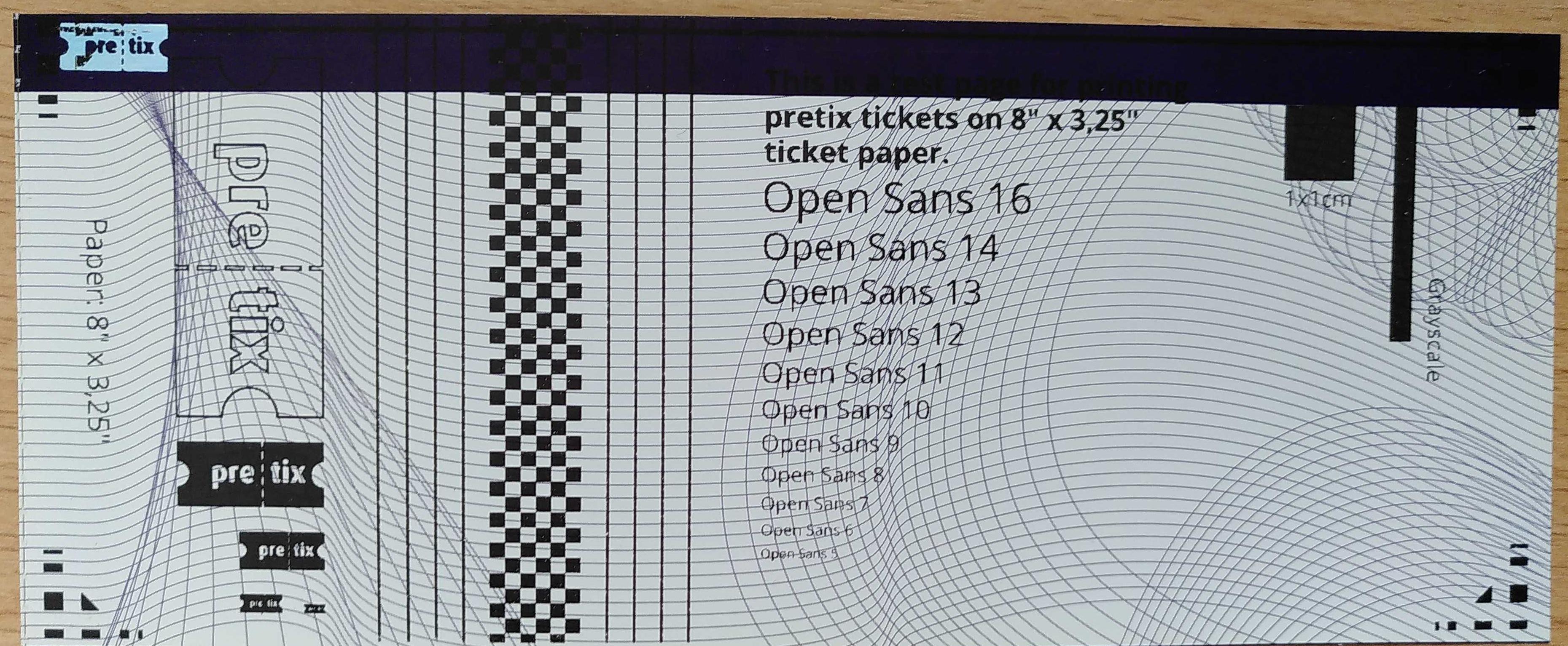 "Ein weißes Ticket mit lila Randstreifen, glänzendem pretix-Logo und schwarzem Aufdruck. Der Testdruck enthält Text in verschiedenen Schriftgrößen, Muster, Streifen und pretix-Logos."
