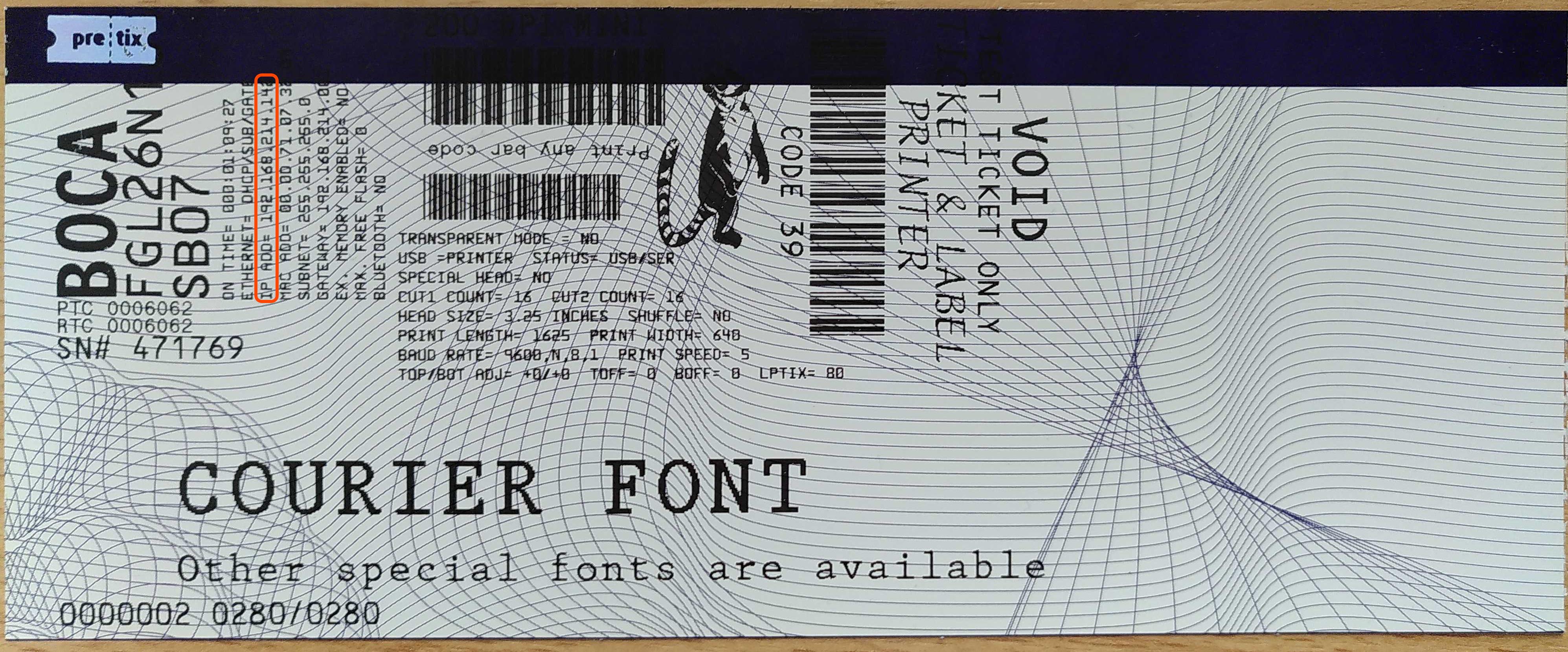 "Ein weißes Ticket mit lila Randstreifen, glänzendem pretix-Logo und schwarzem Aufdruck. Der Testdruck enthält Text in verschiedenen Schriftarten sowie Barcodes. Die IP-Adresse lautet 192.168.214.142"