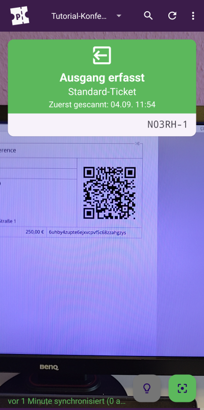 Ausgang erfasst Startbildschirm von pretixSCAN mit einem grünen Kasten mit dem Text 'Ausgang erfasst', dem Namen und dem Ticket-Code.